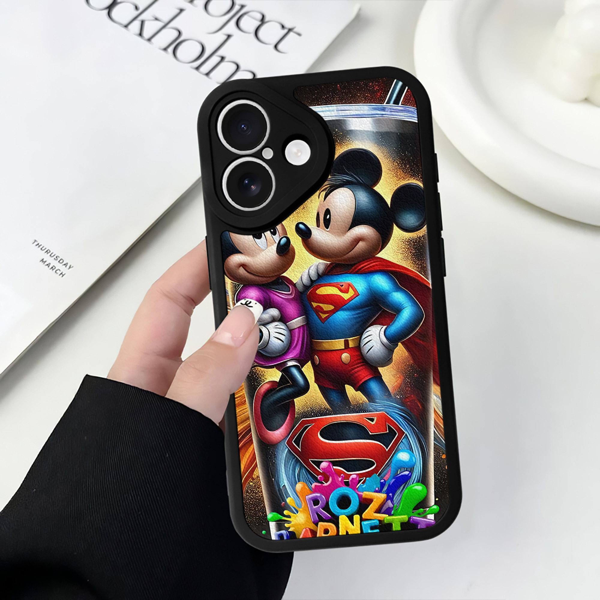 （画像用） ミッキーマウス Mickey Mouse 【iPhone 16シリーズ対応】シリコンスマホケース（レザー調） 材質：シリコン